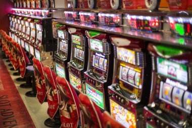 Live blackjack table view showing dealer, player positions, shoe, and betting layout on kisstoto